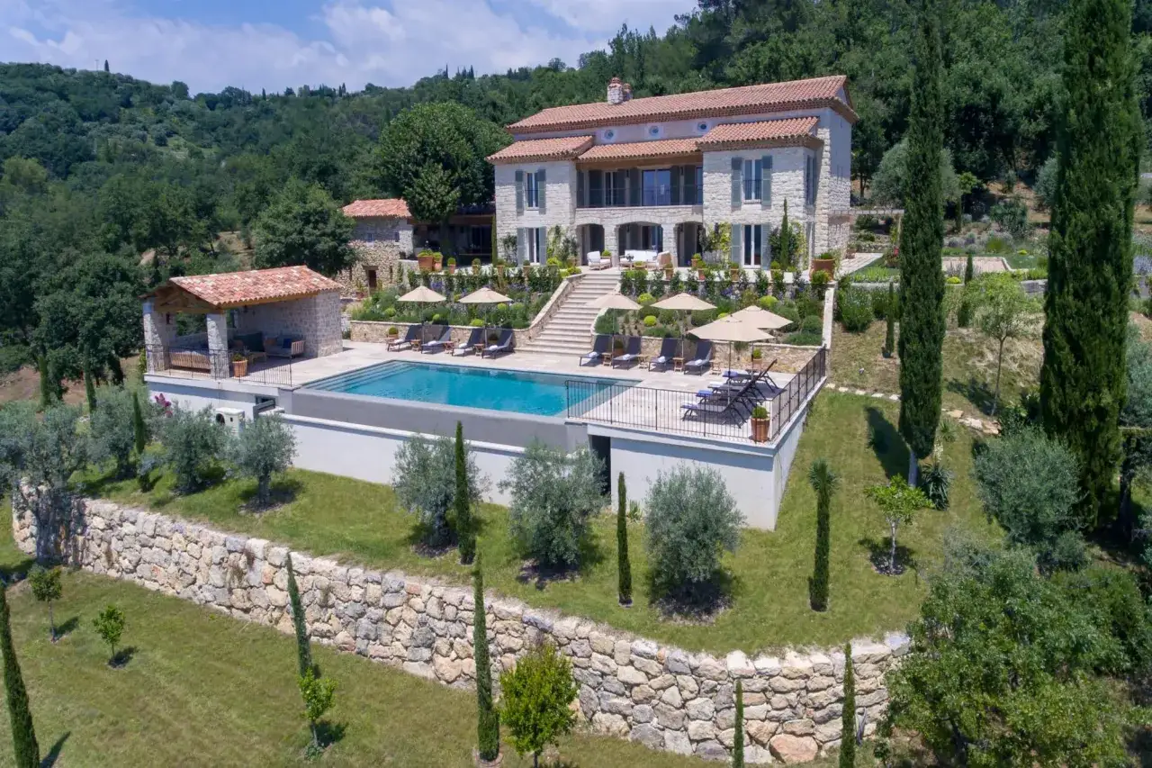 Magnifique villa avec piscine et pool house provençal, nichée dans un paysage verdoyant.