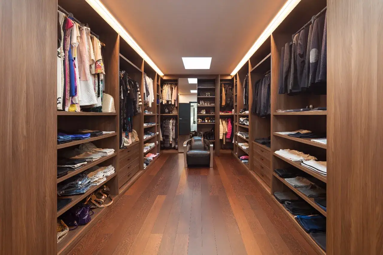 Un dressing spacieux avec des étagères en bois remplies de vêtements et de chaussures. Le plan dressing dimension est optimisé pour un rangement élégant.