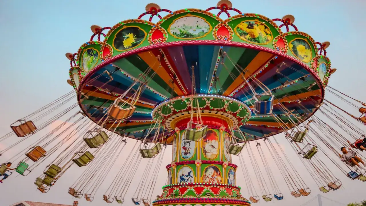 Manège coloré, le meilleur parc d'attractions de France, avec des nacelles qui tournent dans le ciel.