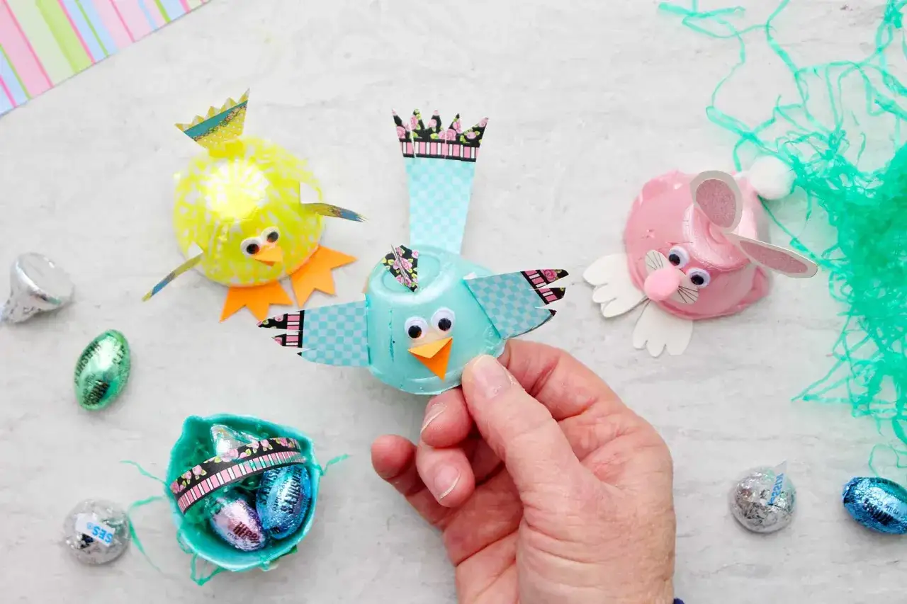 Des oiseaux colorés faits maison, un bricolage avec des boîtes d'œufs, prêts pour Pâques.