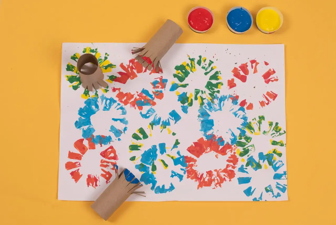 Peinture avec des rouleaux en carton : des ronds colorés pour des activités enfant 2 ans. Peinture rouge, bleue et jaune.