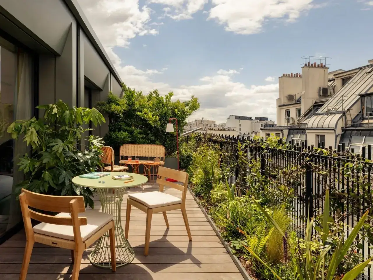 Une différence balcon terrasse : cette grande terrasse végétalisée offre un espace extérieur spacieux avec mobilier, contrastant avec un simple balcon.