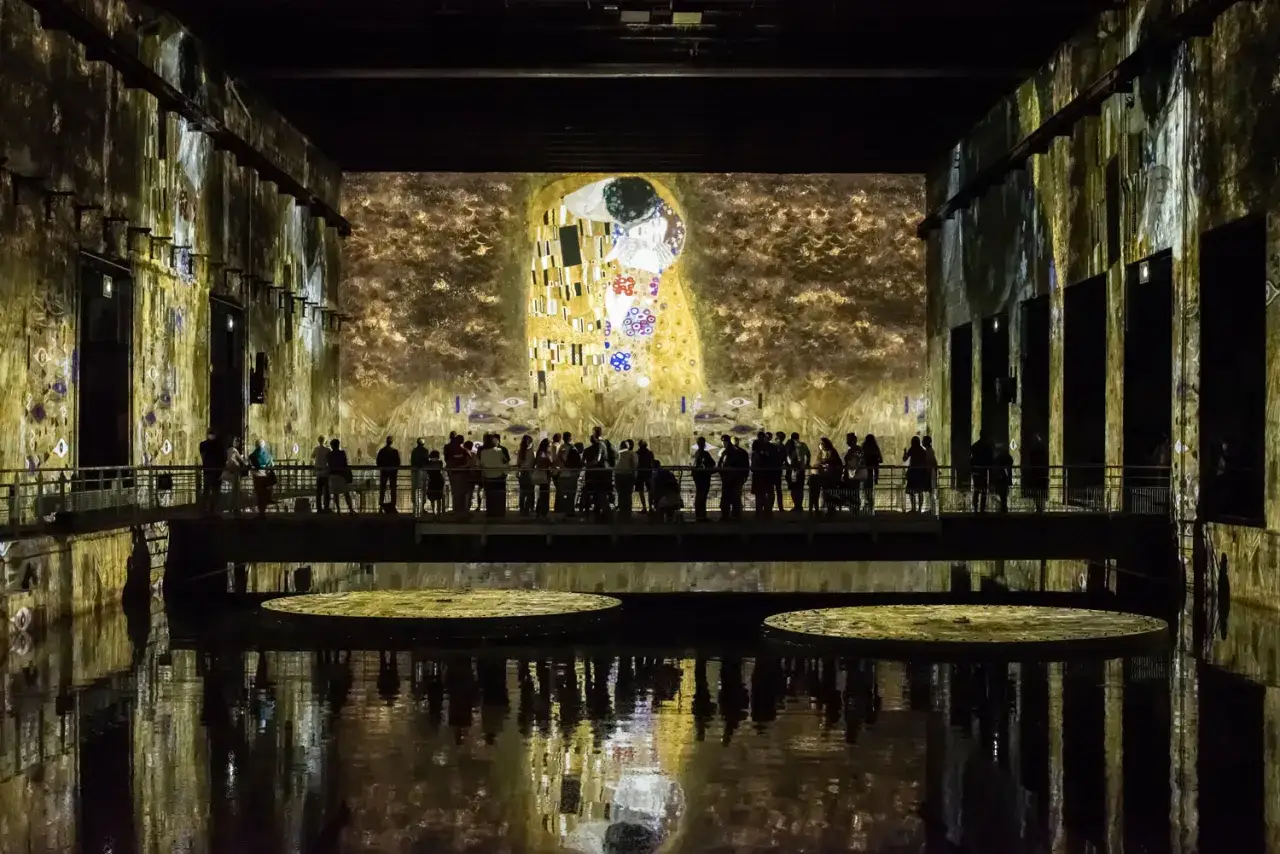 Un bassin des lumi&egrave;res projette 