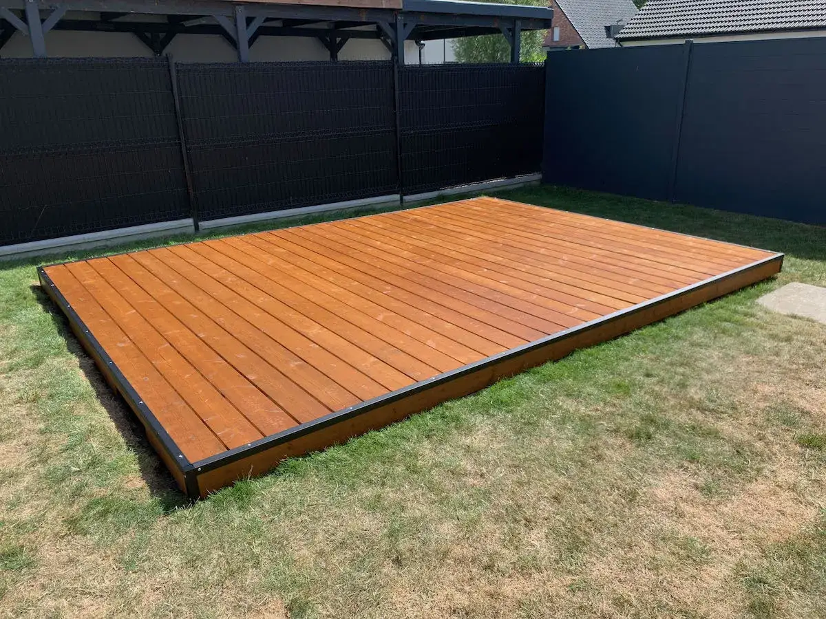 Une nouvelle terrasse en bois sur pelouse, pr&ecirc;te pour les beaux jours.