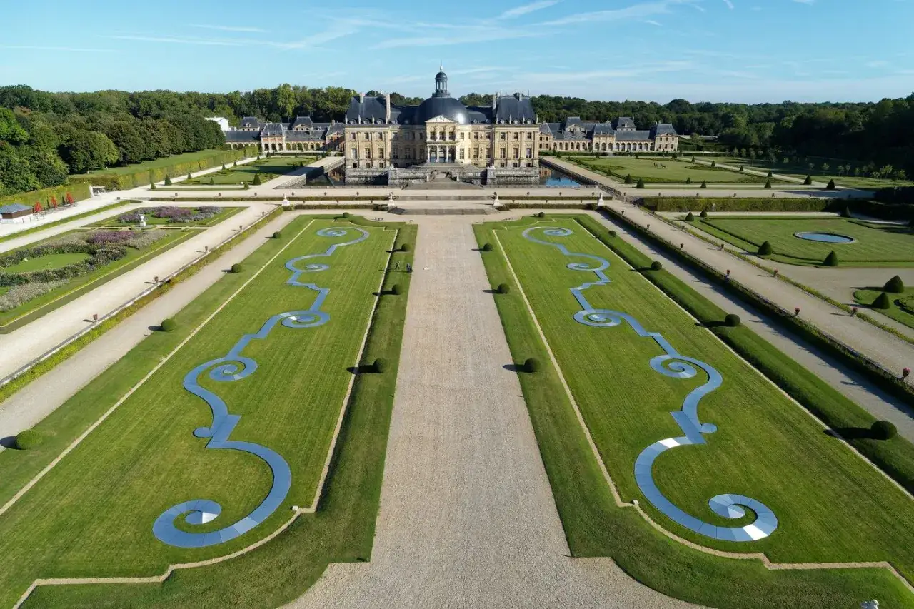 Vue a&eacute;rienne du ch&acirc;teau de Vaux-le-Vicomte et de ses jardins &agrave; la fran&ccedil;aise, avec leurs parterres sym&eacute;triques et leurs bassins.