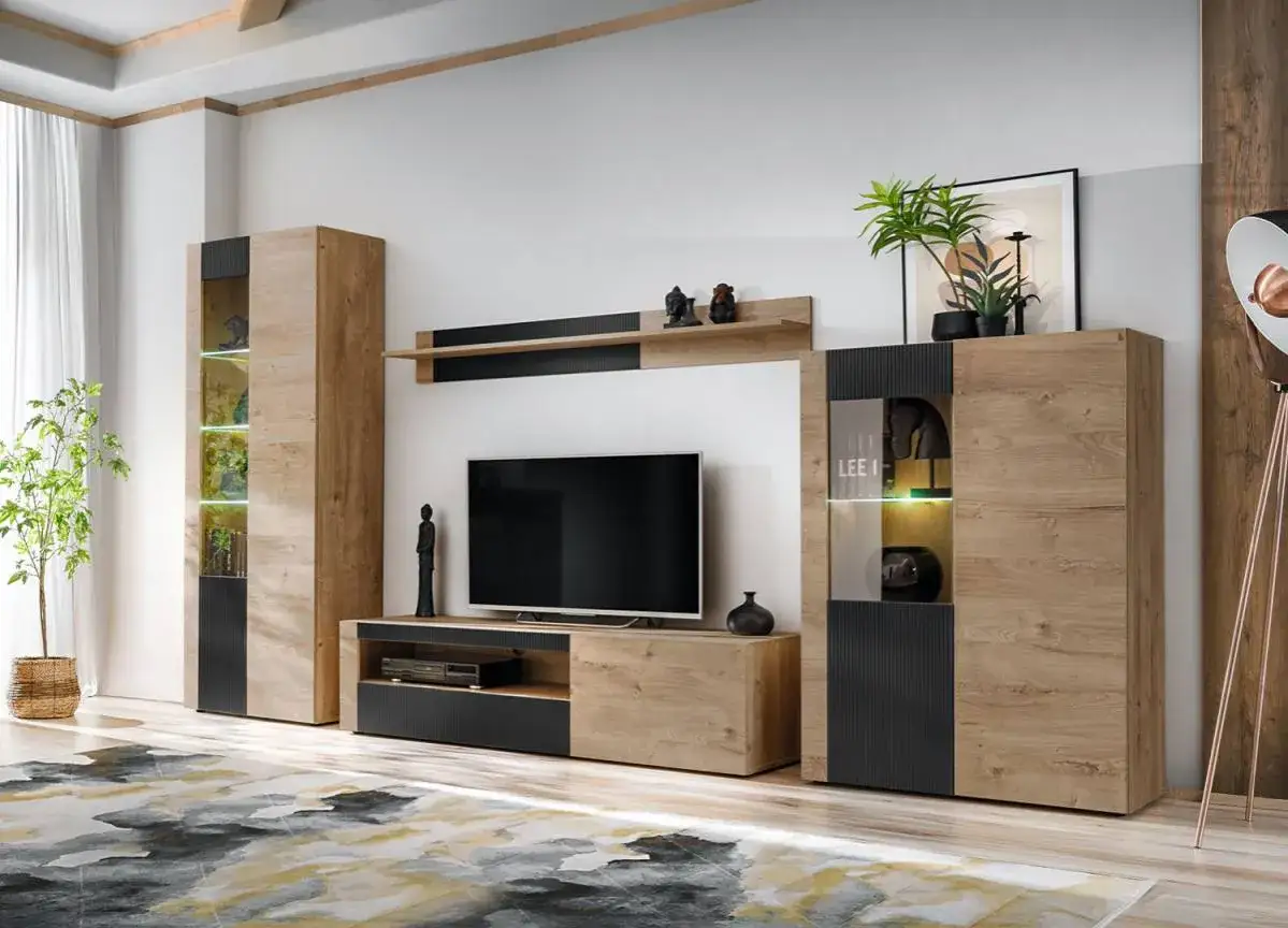 Ensemble meuble TV DIY moderne en bois clair et noir, avec étagères lumineuses et vitrines.