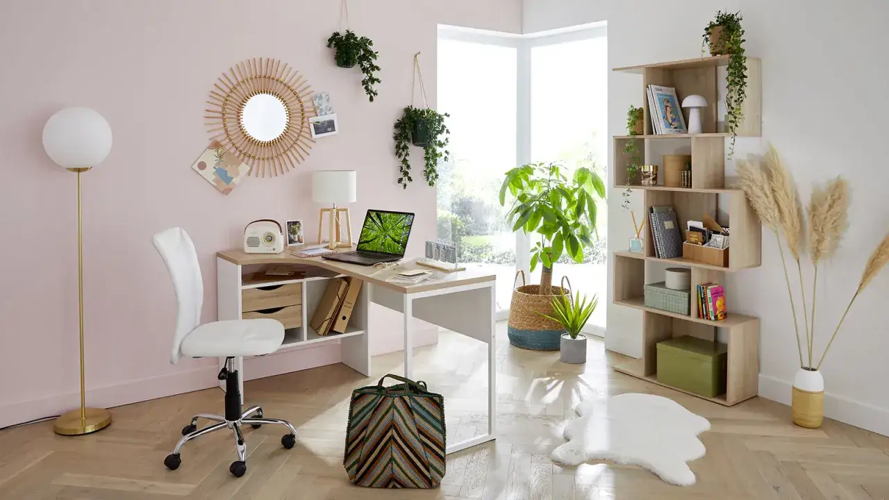 Bureau lumineux avec plantes vertes, étagères en bois et miroir rotin pour une ambiance deco bureau cocooning.