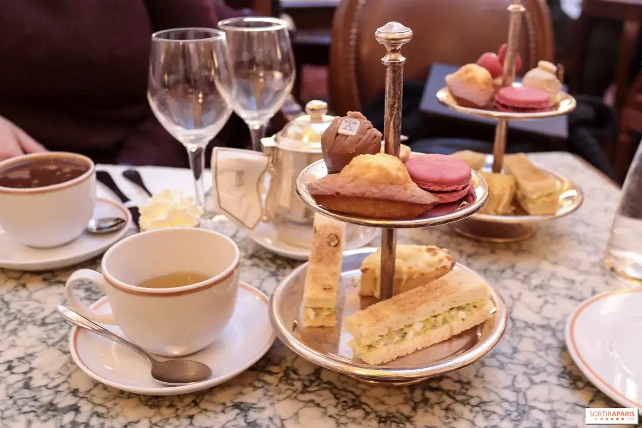 Un thé gourmand chez Angelina, rue de Rivoli : macarons, madeleines et sandwichs sur un plateau à étages.