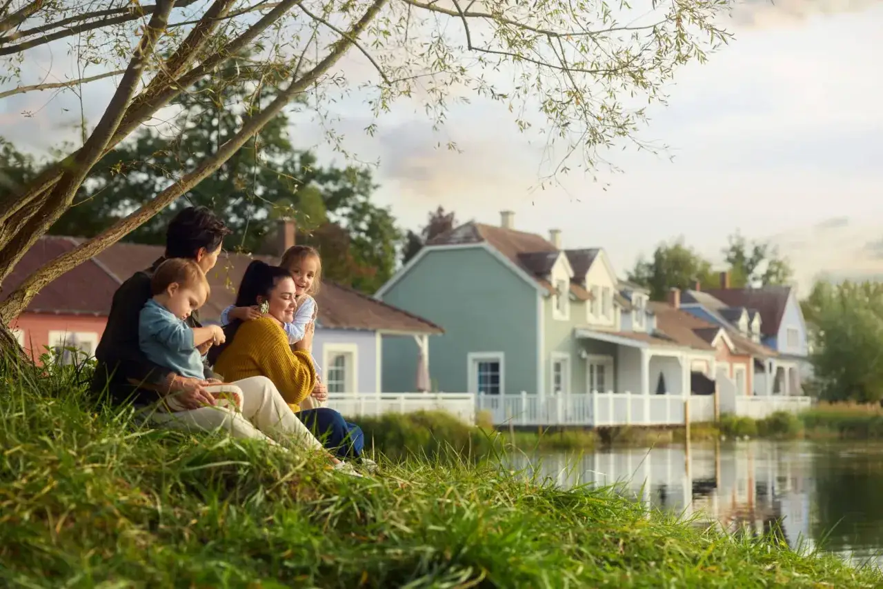 Famille profitant d'un moment paisible au bord de l'eau, dans ce qui semble &ecirc;tre le meilleur Center Parcs de France.