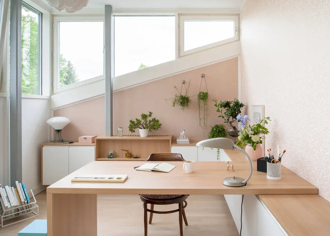 Bureau lumineux avec plantes suspendues, bureau en bois, et une belle idee deco bureau pour un espace zen et inspirant.