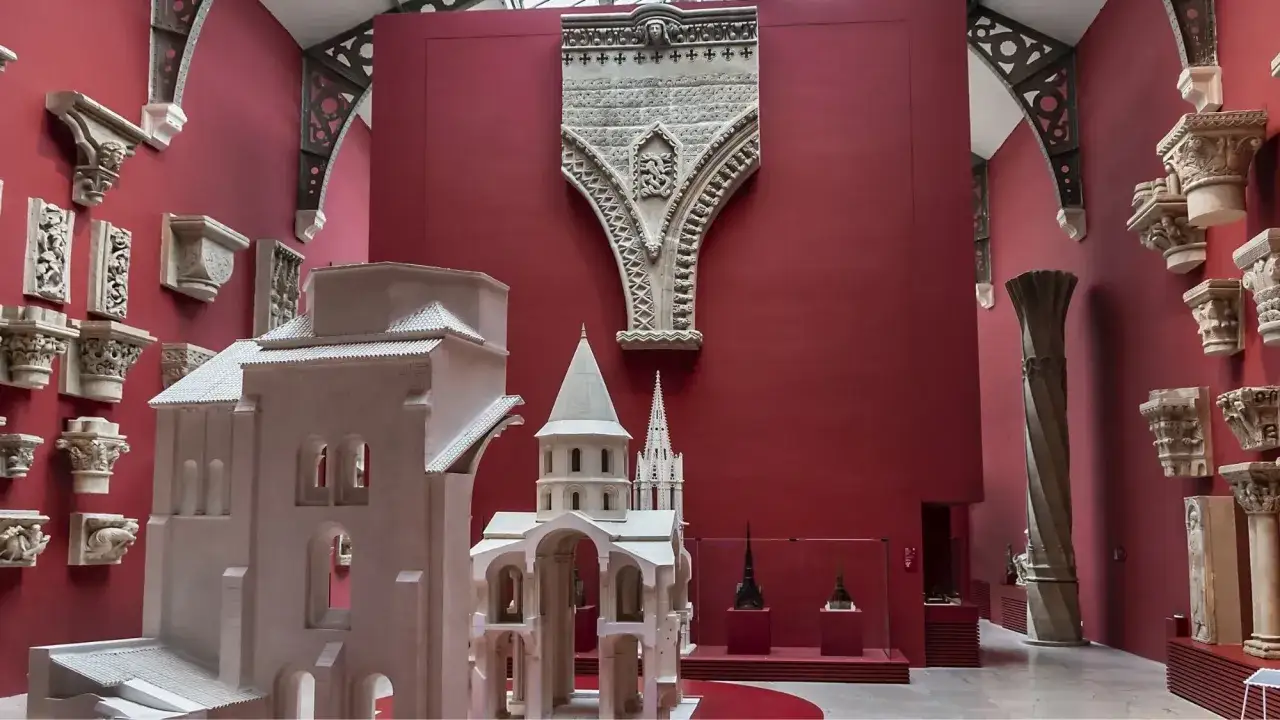 Maquettes architecturales et fragments sculpt&eacute;s dans la Cit&eacute; de l'Architecture et du Patrimoine.