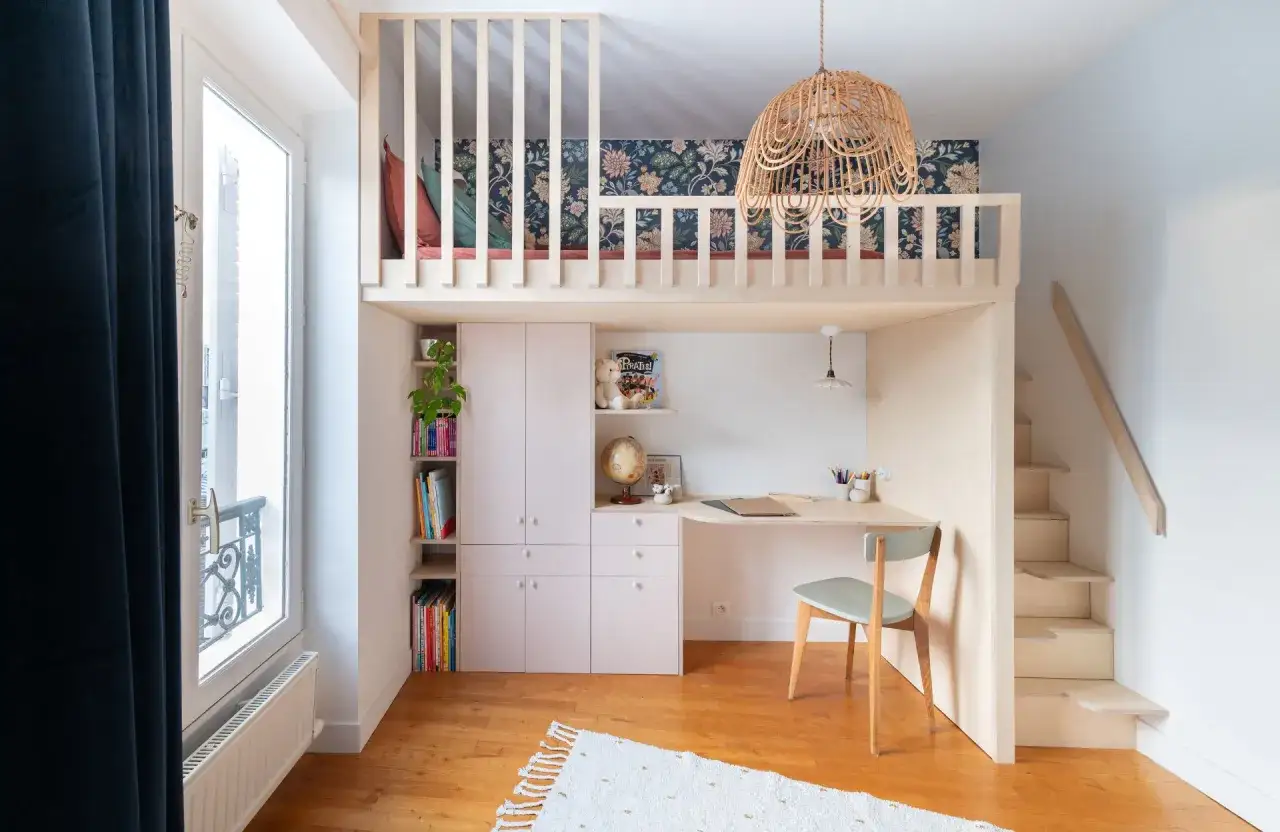 Une chambre d'ado fonctionnelle avec lit mezzanine, bureau int&eacute;gr&eacute; et rangements. Une belle id&eacute;e pour optimiser l'espace.