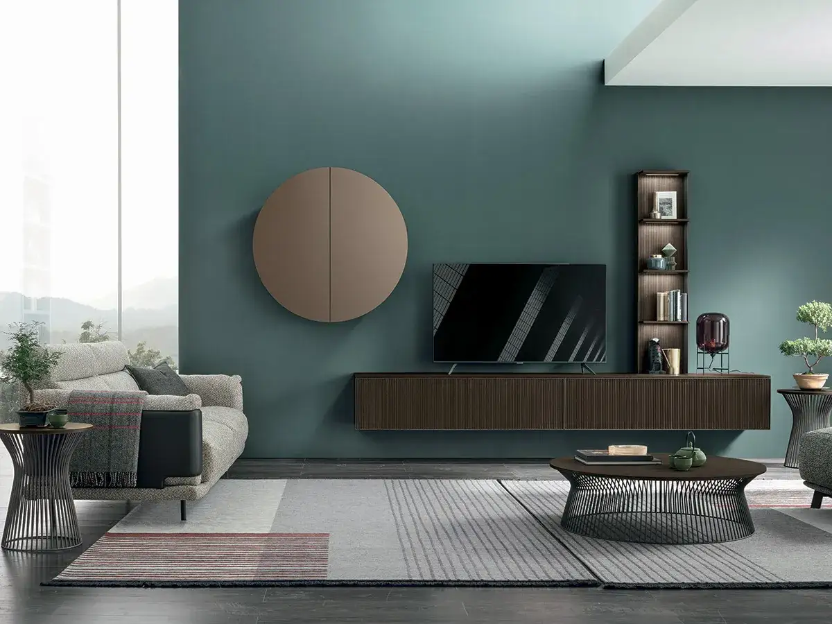 Un coin TV moderne et élégant dans un petit espace. Un canapé confortable, une table basse design et une étagère murale complètent l'ensemble.