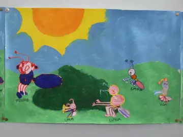 Dessin facile de la cigale et la fourmi : Pierre, Luna, Emma et Noa jouent sous un grand soleil.
