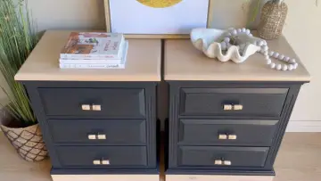 Deux tables de chevet relookées : tiroirs bleu nuit, plateaux clairs, poignées en rotin. Un projet réussi pour relooker un meuble en bois foncé.