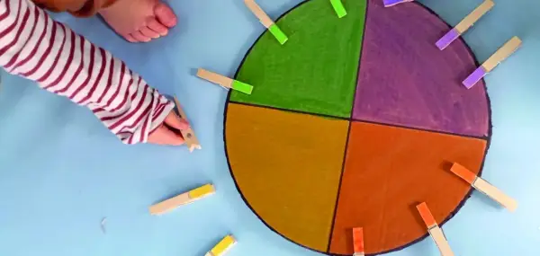 Main colorée avec des pinces à linge pour des activités enfant 2 ans.